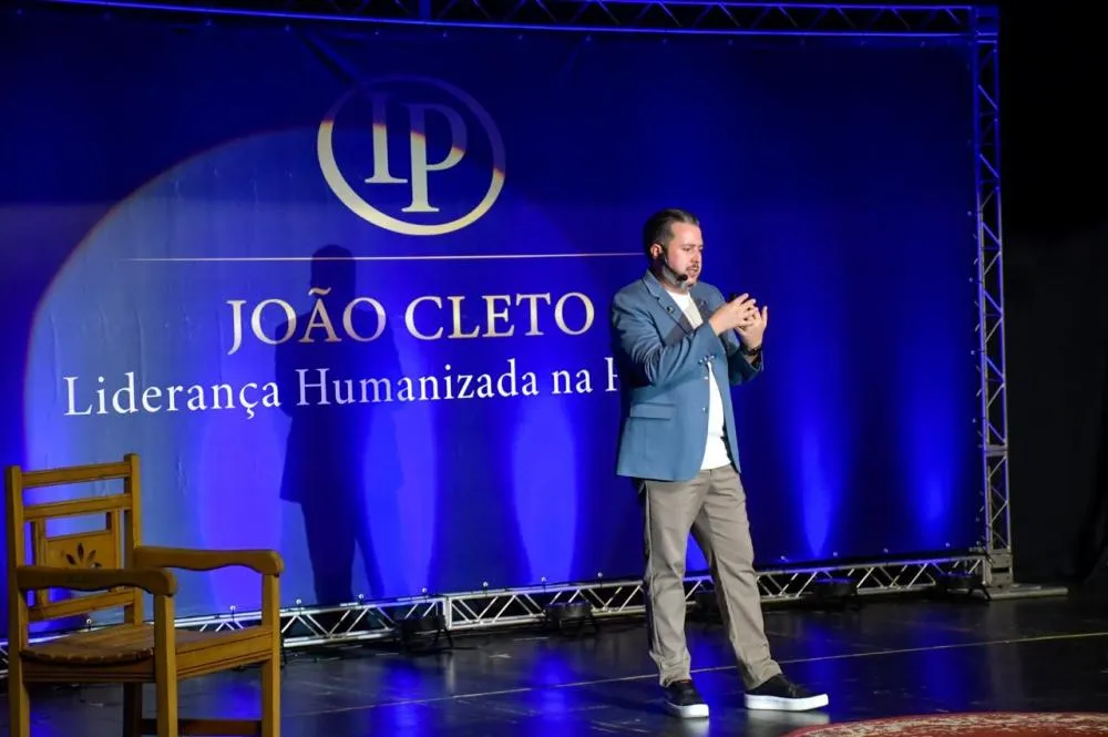 Palestra sobre liderança humanizada reúne casa cheia em plena véspera de feriado