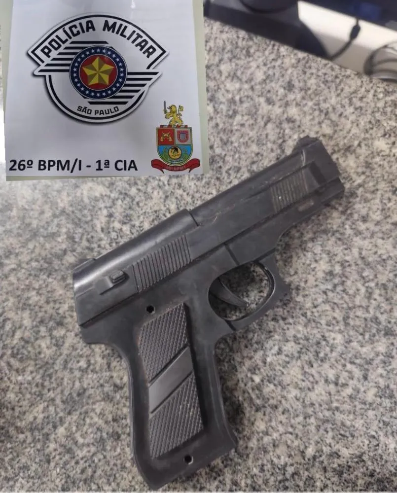 Simulacro de arma de fogo é apreendido após denúncia sobre homem ameaçando pessoas em Mogi Guaçu