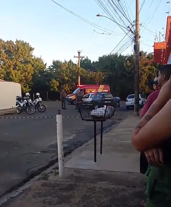 Homem que morreu em confronto com a polícia tentou pegar revólver após resistir à prisão, informa a corporação