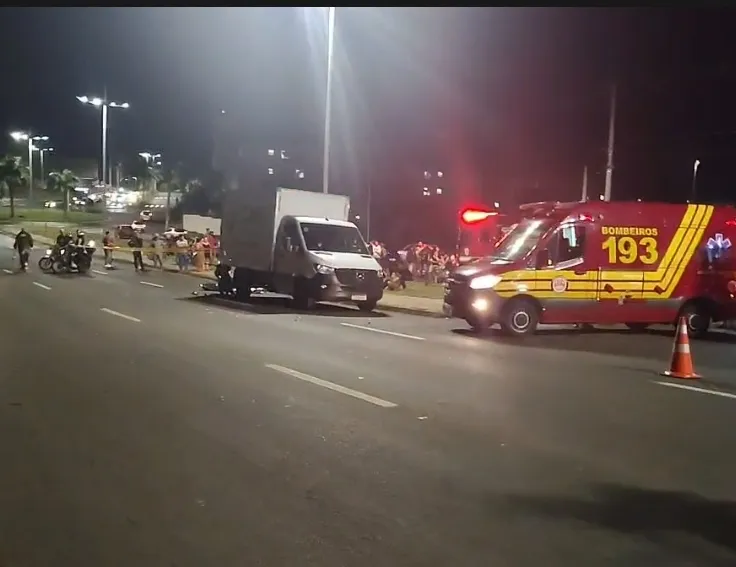 Motociclista de 18 anos morre ao bater na traseira de caminhão