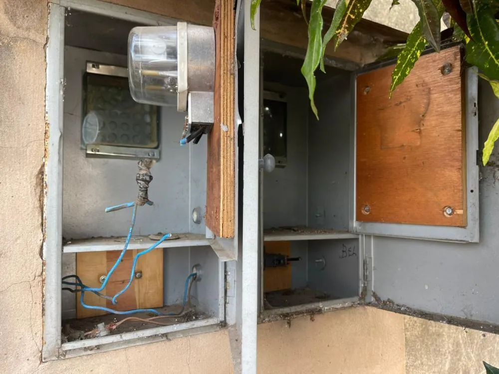 Com moradores dormindo, ladrões invadem casa e furtam cabos e relógio de energia