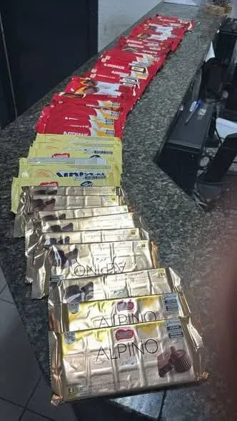 Mulher furta 50 barras de chocolate e ainda morde GCM durante prisão