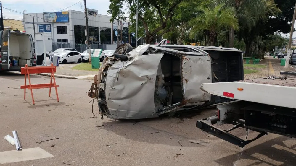 Carros batidos são expostos em Sumaré para alertar sobre imprudência no trânsito