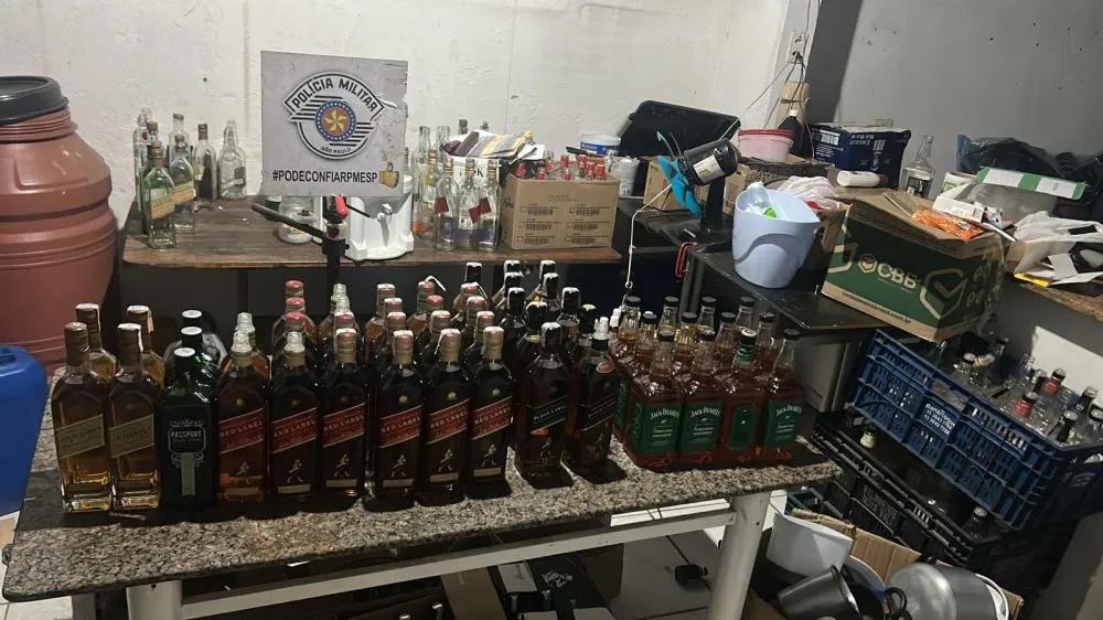 Polícia apreende 89 garrafas de bebidas falsas em laboratório ilegal