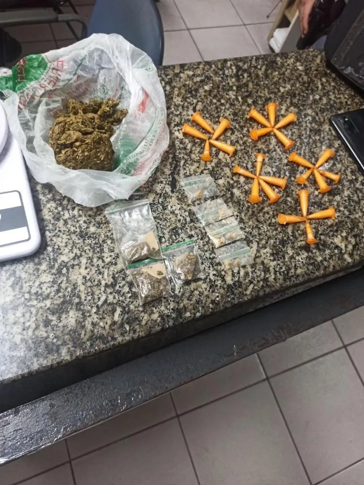 Polícia prende motociclista por tráfico de drogas após perseguição em Jaguariúna