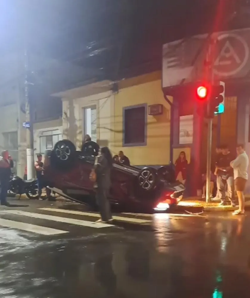 Carro capota após acidente em frente à delegacia de Mogi Mirim
