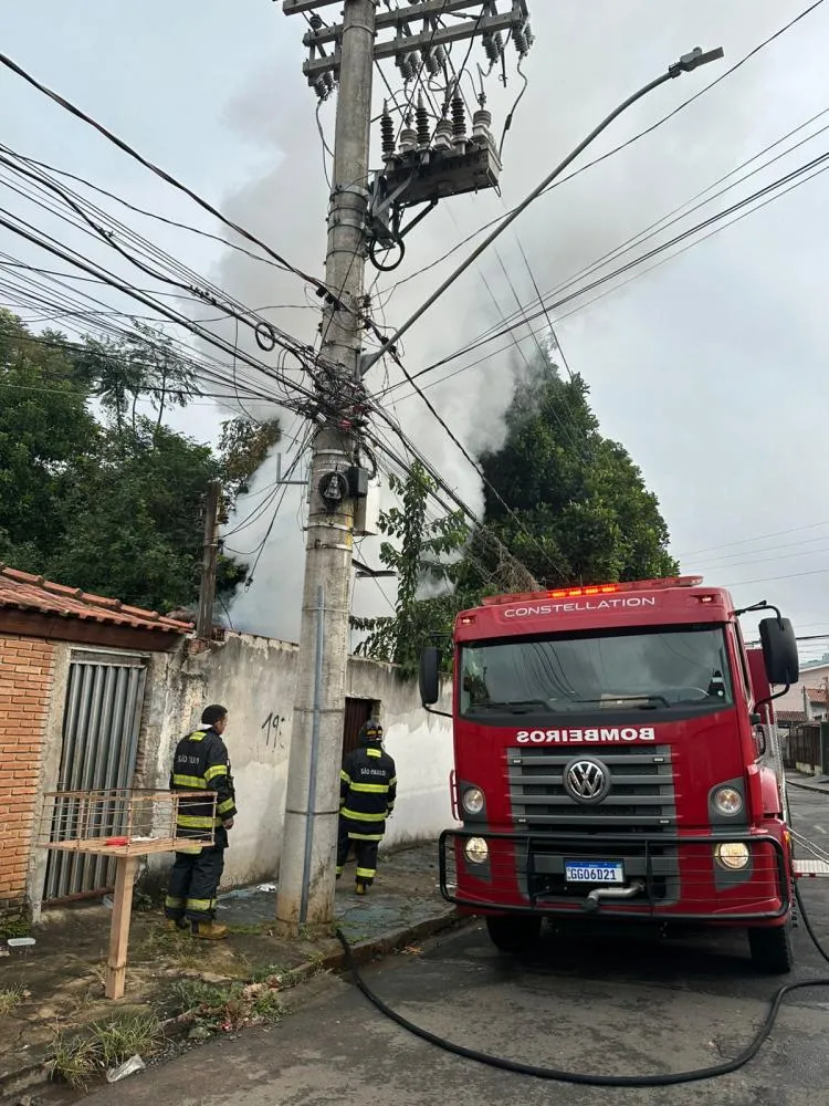 Incêndio atinge casa e causa pânico em moradores da Vila Pinheiro, em Mogi Guaçu