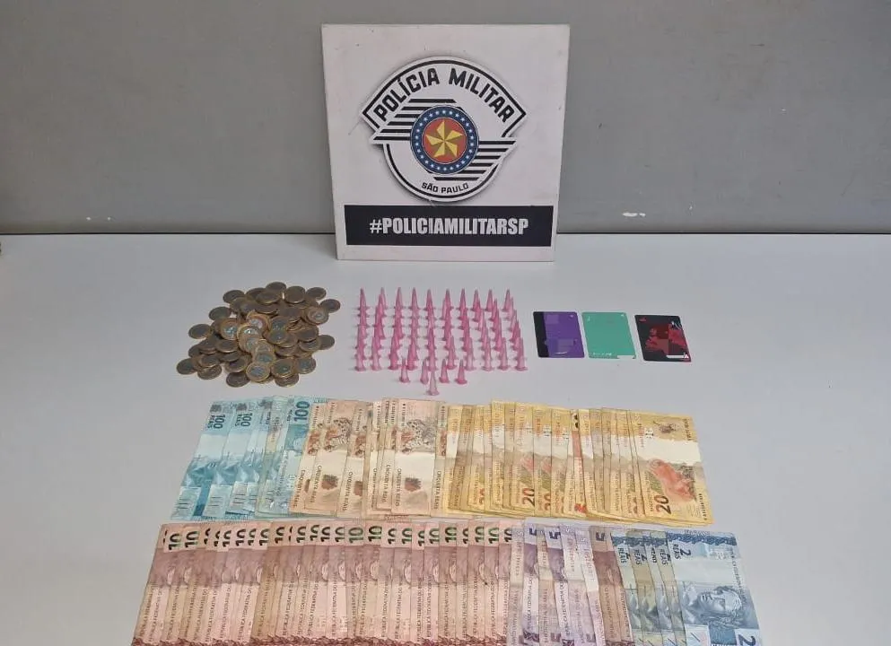 Polícia Militar apreende drogas, R$ 2 mil e cartões em Itapira