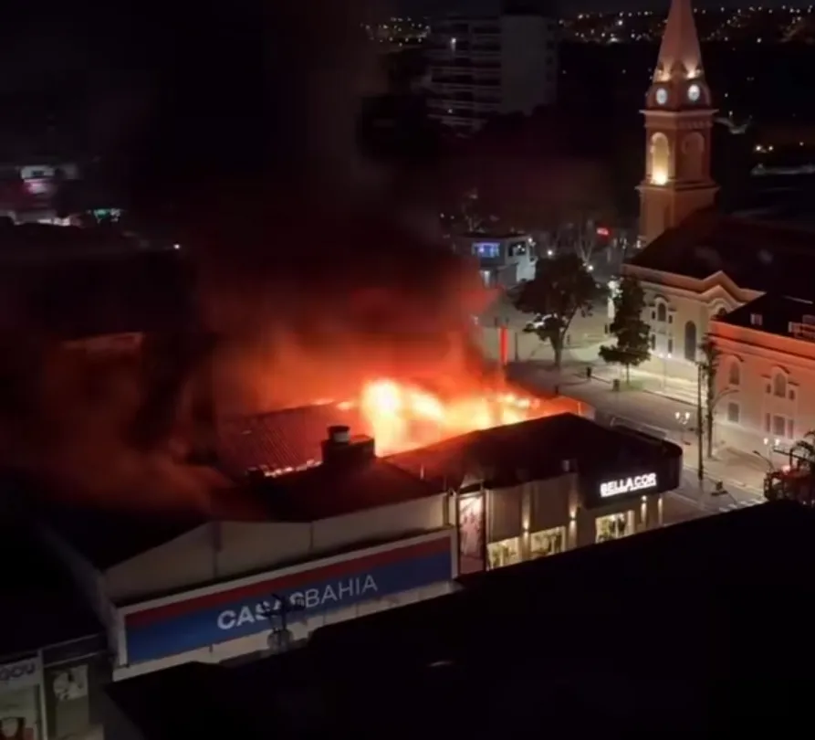 Após incêndio, Casas Bahia é alvo de furto e homem é preso em Santa Bárbara