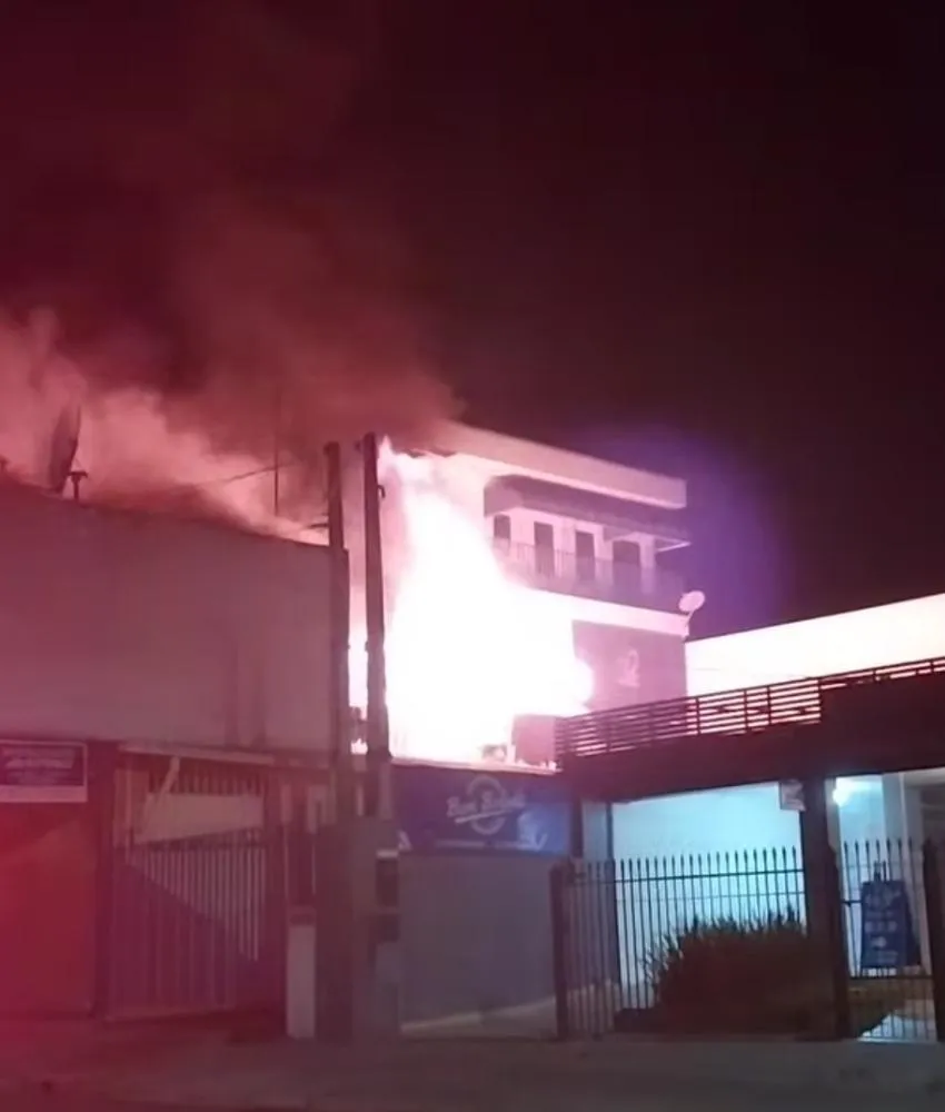 Incêndio de grandes proporções destrói loja no centro de Cosmópolis