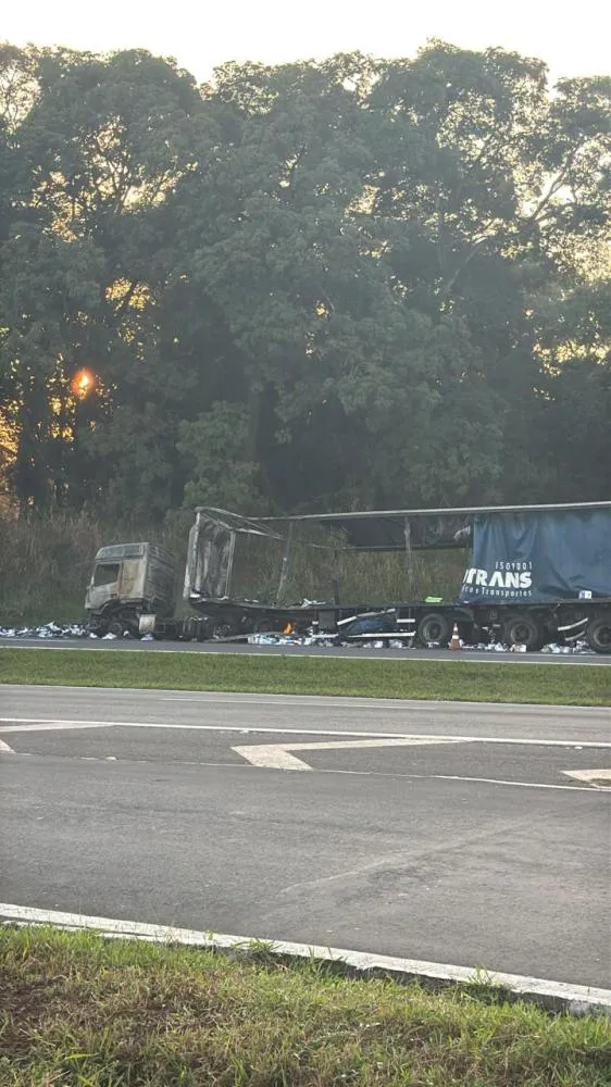 Carreta carregada de papel pega fogo e interdita trecho de rodovia em Mogi Guaçu