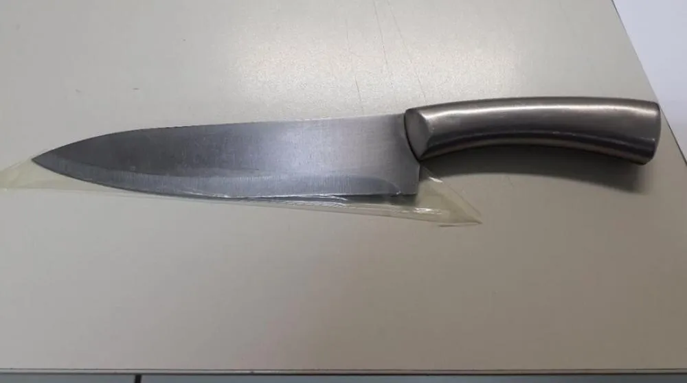 Mulher foge nua para a rua após marido ameaçar matá-la com faca