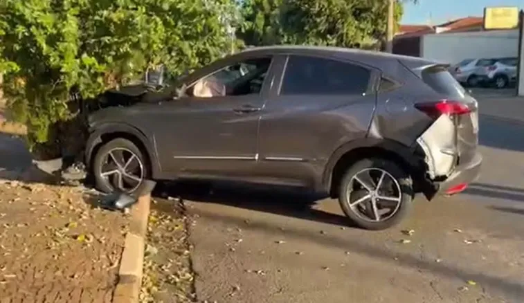 Idosa de 73 anos é atropelada após colisão entre dois carros em Paulínia