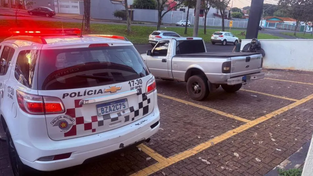 Homem é preso dormindo no sofá após descumprir medida protetiva da avó