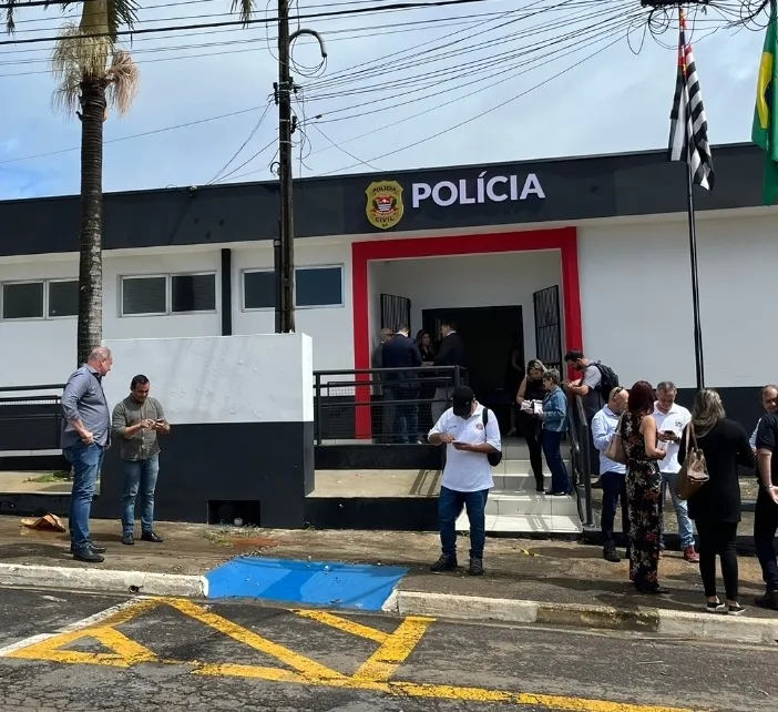 Marido é preso ao agredir mulher com chutes, pedaço de pau e ainda xingar PMs