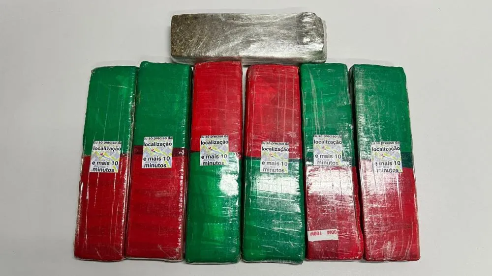 Baep apreende sete tijolos de maconha no CDHU, em Mogi Mirim