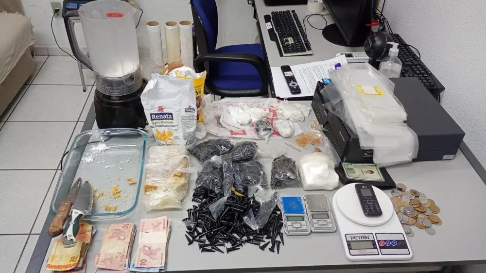 Adolescente é flagrado com diversas drogas e apetrechos do tráfico