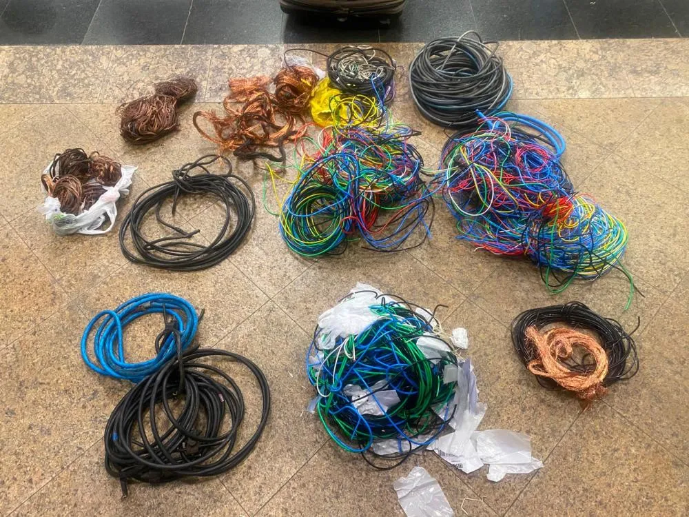 GCM de Paulínia prende dois indivíduos em ação contra o furto de fios de cobre.