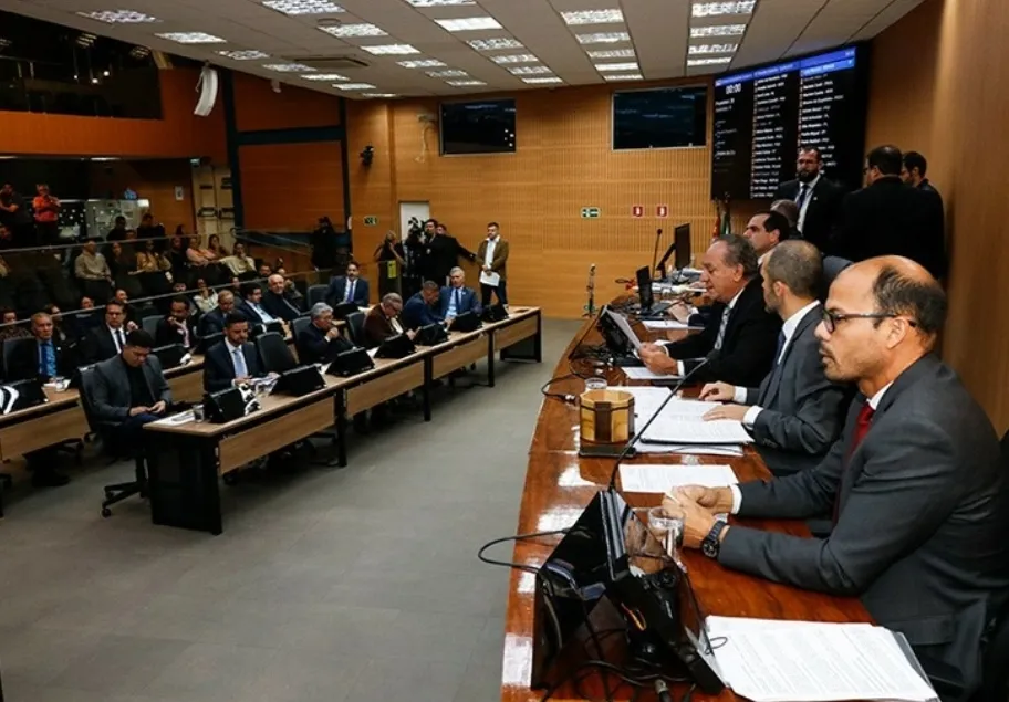 PGJ do Estado entra com ação contra mais de 100 cargos comissionados na Câmara