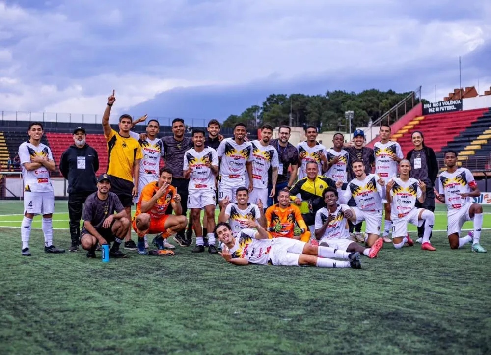 SC Paulinense vence o AD Guarulhos e avança na Série B do Paulista.