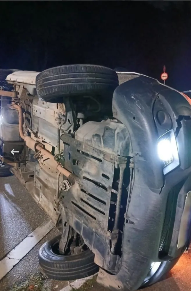 Perseguição terminou com carro capotado (Crédito: Divulgação)