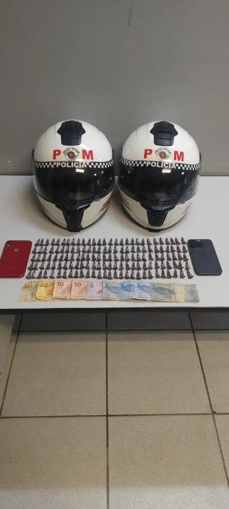 Casal foge da PM, tenta escapar por calçadas e acaba preso com 140 porções de cocaína em Mogi Guaçu