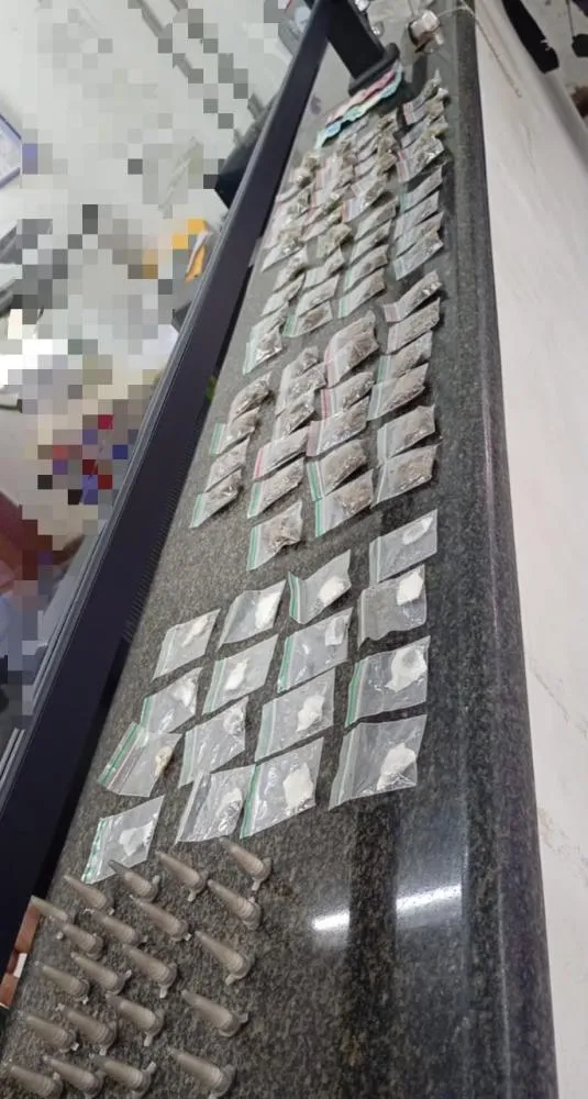 PM impede fuga de traficante e adolescente por mata e apreende drogas em Pedreira