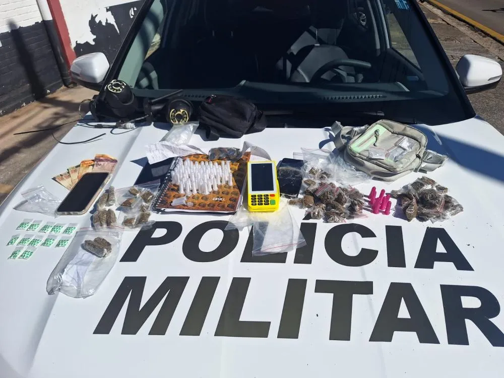 PM surpreende homem consumindo drogas em carro e desmonta esquema de tráfico em Pedreira