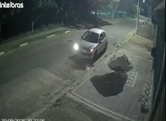 Alguma pessoa muito covarde jogou o gato na rua (Crédito: divulgação)