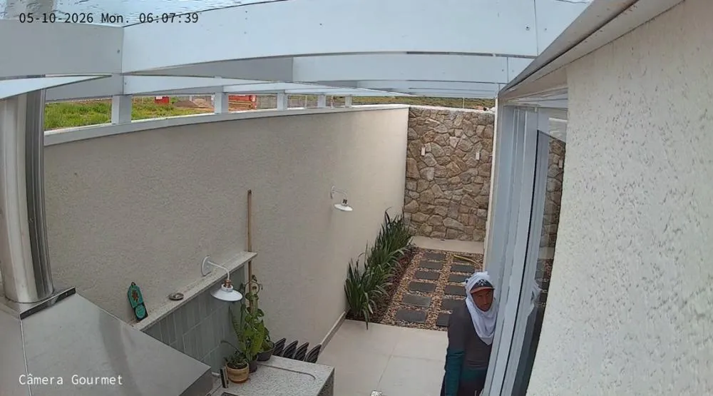 Homem invade condomínio em Indaiatuba, furta roupas e foge após ser surpreendido por moradora; assista ao vídeo