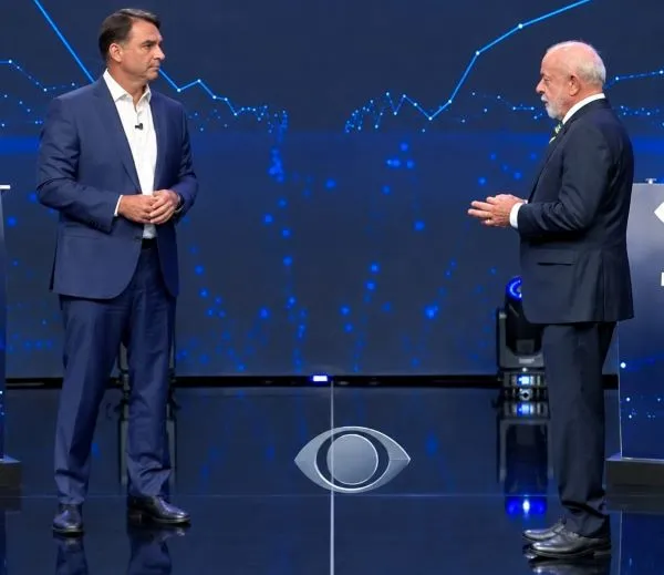 Em encontro promovido pela Band, Lula e Flávio Bolsonaro trocaram farpas sobre corrupção, segurança e economia