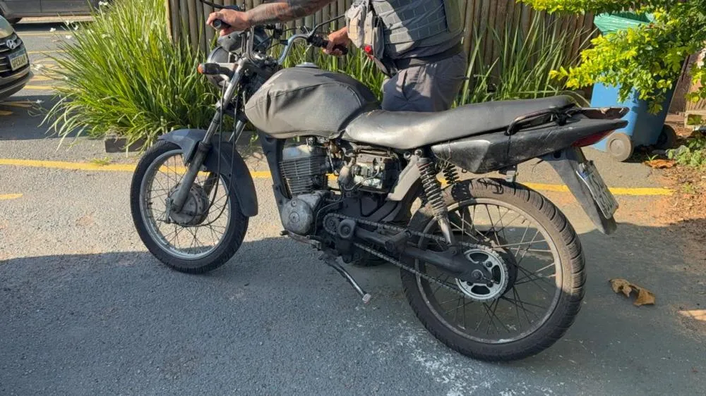 Militar apreende moto com numeração raspada e mais de 60 multas no Jardim Itatinga