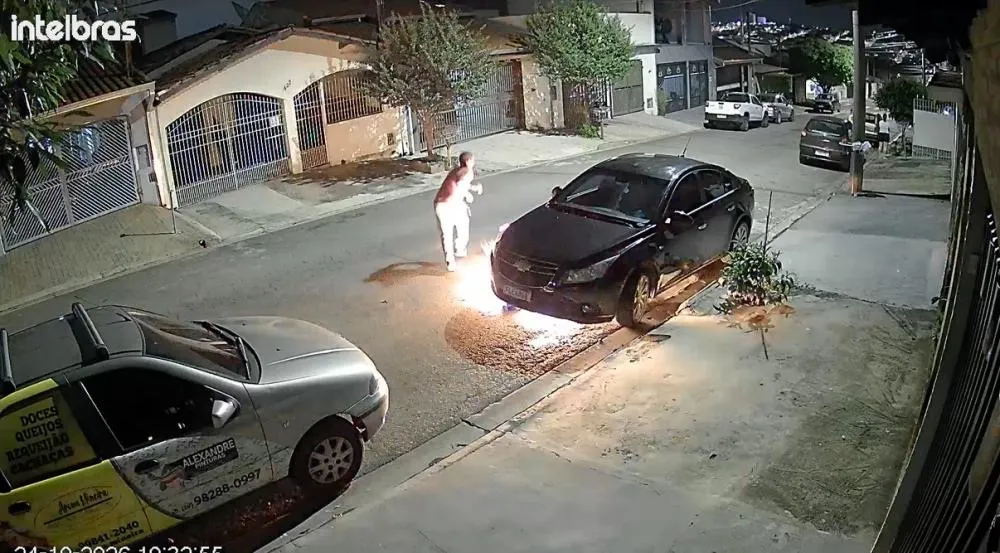 Homem colocou fogo no carro em Indaiatuba (Crédito: Zatum Imagem)