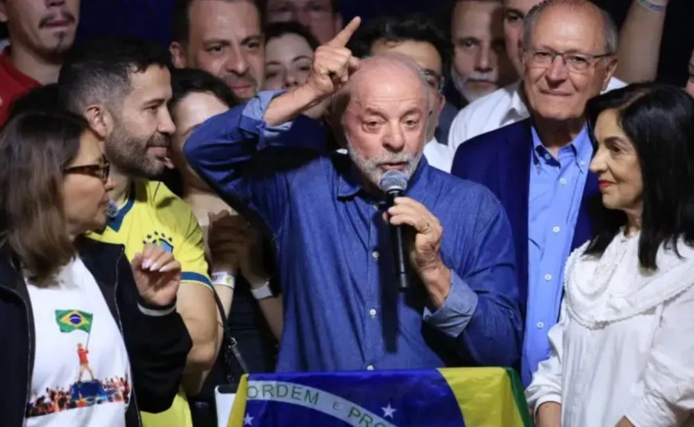 Em primeiro discurso após vitória, Lula promete mudar forma de governar e focar em economia digital