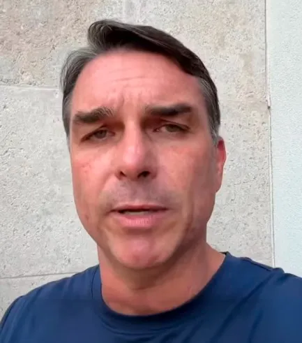 PF investiga relato sobre ida de Flávio Bolsonaro à Argentina após retenção de passaporte
