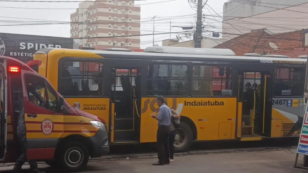 Três passageiros ficam feridos após ônibus passar por desnível em rua de Indaiatuba