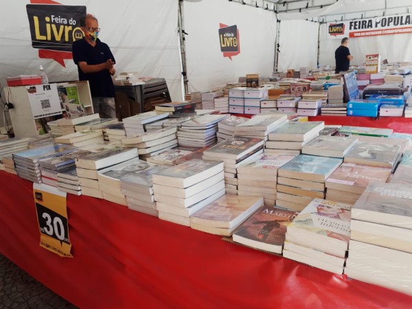 Feira Popular do Livro fica no Largo do Rosário até o final do mês