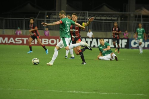 Guarani vence Vitória fora de casa e sai da lanterna