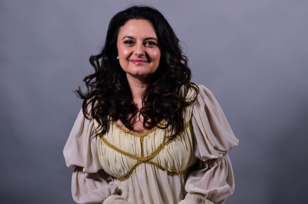 Atriz Carla Fioroni sobe ao palco do Castro Mendes para incentivar hábito da leitura entre crianças 