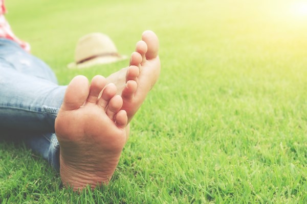 Saiba como manter os pés saudáveis no verão