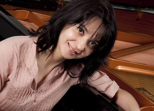 Pianista Luciana Sayure se apresenta com a Sinfônica no final de semana