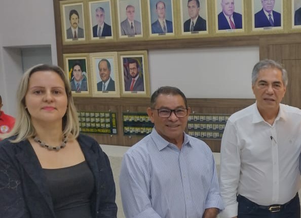 Edson Moura se despede em velório de amigo Mendes Thame
