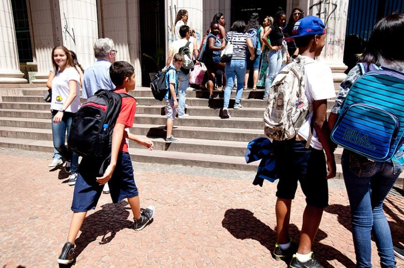 Lei obriga oferta de equipamentos e mobiliário adequados em escolas públicas