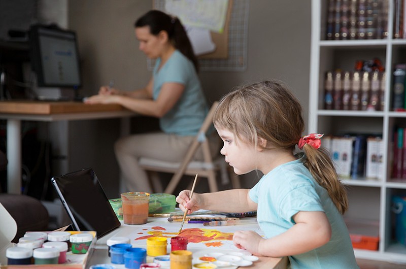 MP libera FGTS para creche e flexibiliza jornada de trabalho para mães