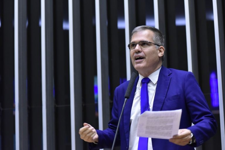 Proposta permite a antecipação de salário e aposentadoria em janeiro