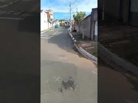 Ônibus escolar de Paulínia perde o freio e bate em carro estacionado