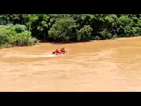 BOMBEIROS FAZEM BUSCAS PARA ENCONTRAR CARRO E VÍTIMAS QUE CAÍRAM NO RIO MOGI GUAÇU