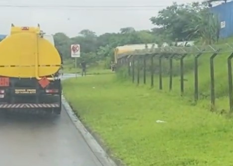 BANDIDOS SÃO FILMADOS ROUBANDO CARRETA COM GASOLINA EM PAULÍNIA