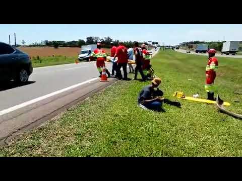 Veja o resgate de motorista na SP-340