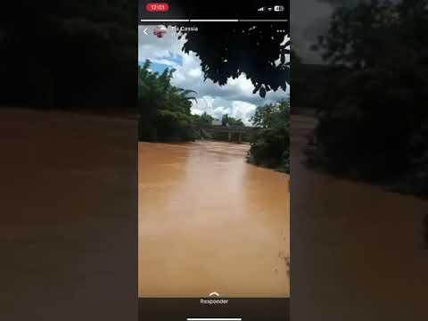Moradora grava vídeo sobre carro que caiu no Rio Mogi Guaçu